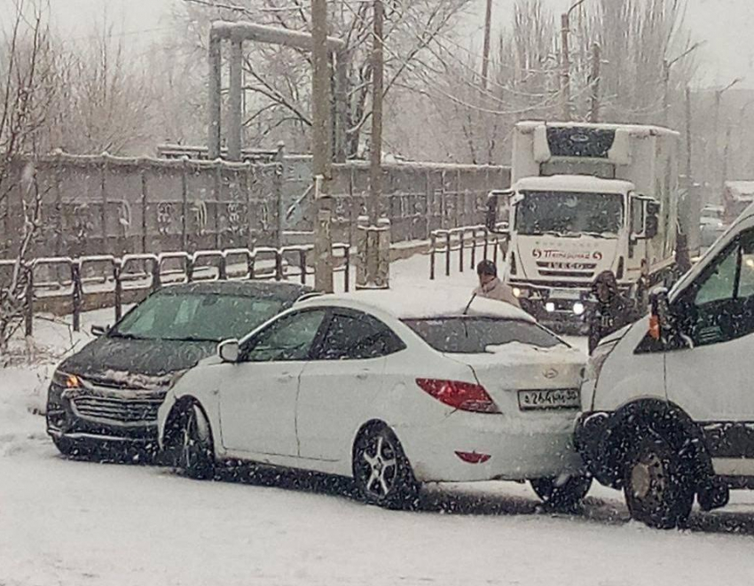 Количество пострадавших астраханцев в ДТП из-за снега увеличилось до 5 человек