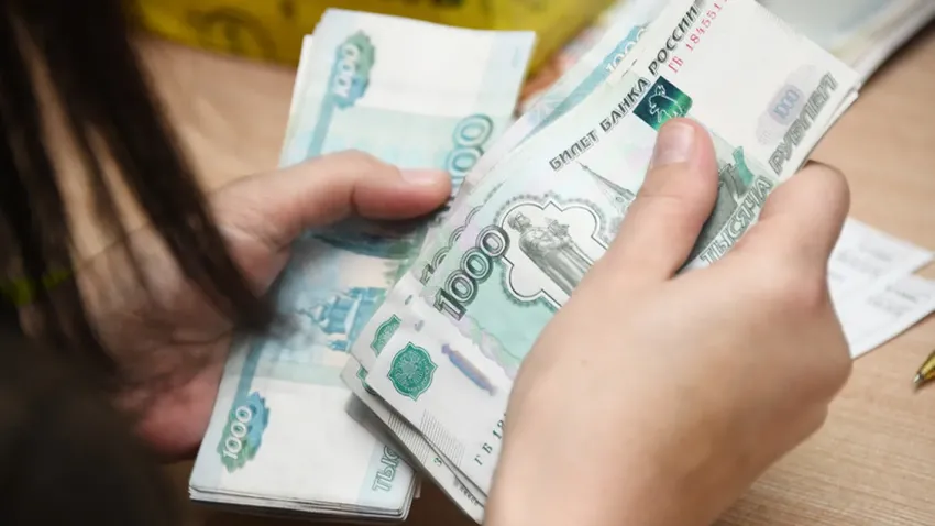 В Астраханской области у ряда специалистов увеличат прибавку к основной зарплате 