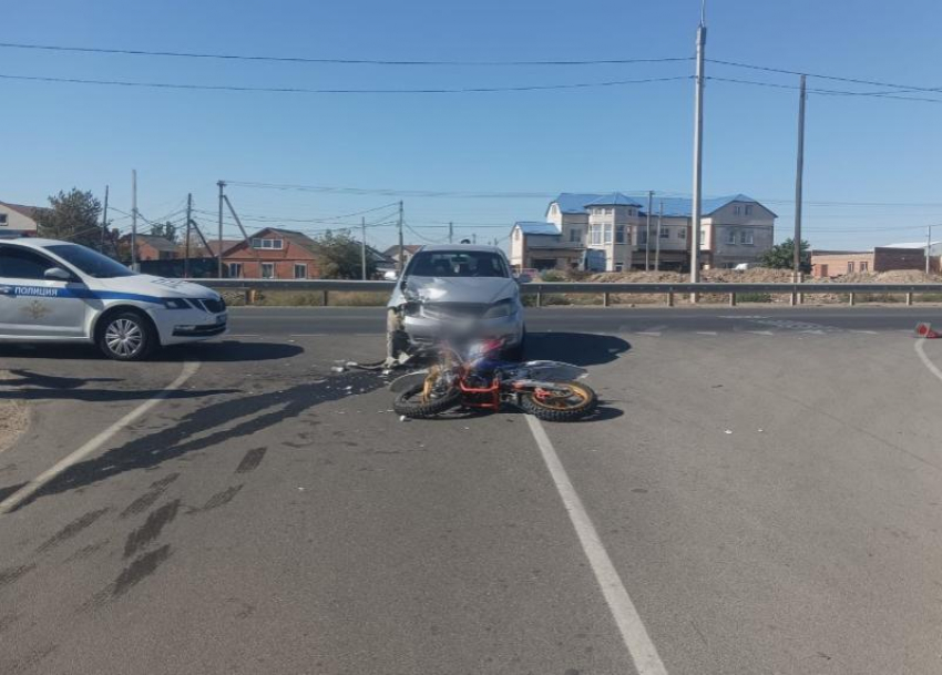 Несовершеннолетний астраханец на мотоцикле попал под колеса «Шевроле»