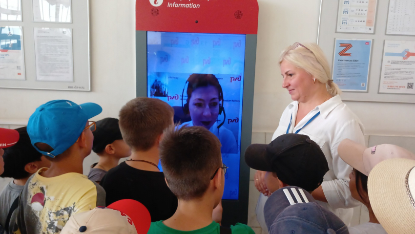 На железнодорожном вокзале Астрахани прошла экскурсия для подростков