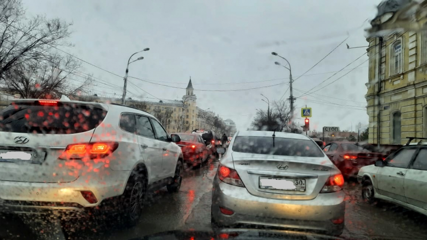 Непогода в Астрахани принесла много потерь