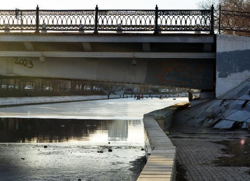 Астраханские каналы завалены мусором: городские службы бездействуют