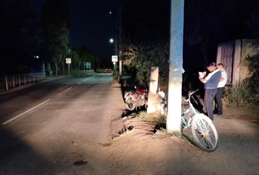 В Астраханской области два подростка на мопеде въехали в велосипедиста