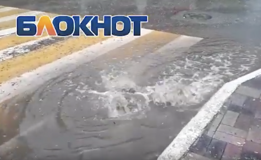 На видео сняли последствия дождя в Астрахани 