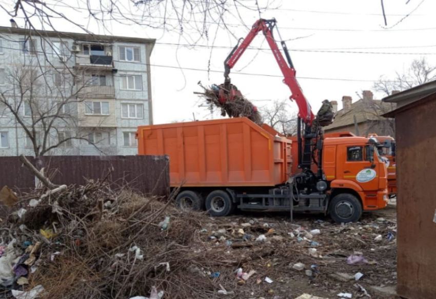 Астраханцы оставили коммунальщикам почти 600 кубометров новогоднего мусора