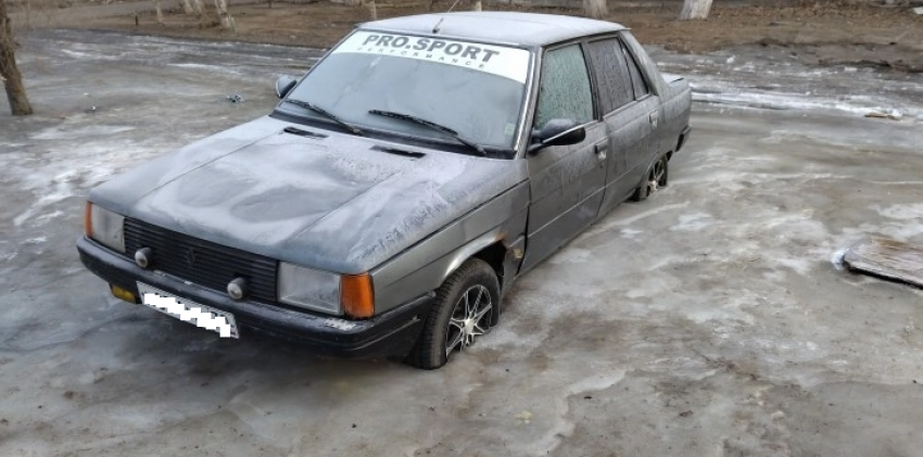 В Саратове легковой автомобиль вмерз в лед из-за прорвавшейся трубы