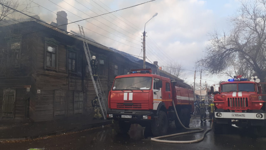 49 пожарных тушат дом в Астрахани