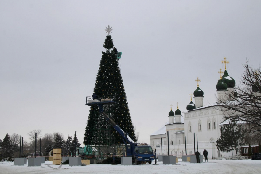 В Астраханском кремле разбирают новогоднюю елку