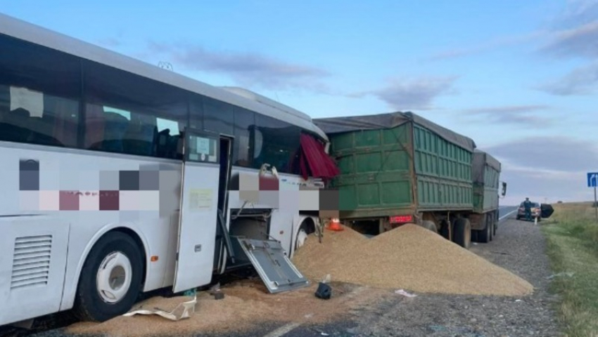 Автобус из Астрахани попал в аварию в Ставропольском крае
