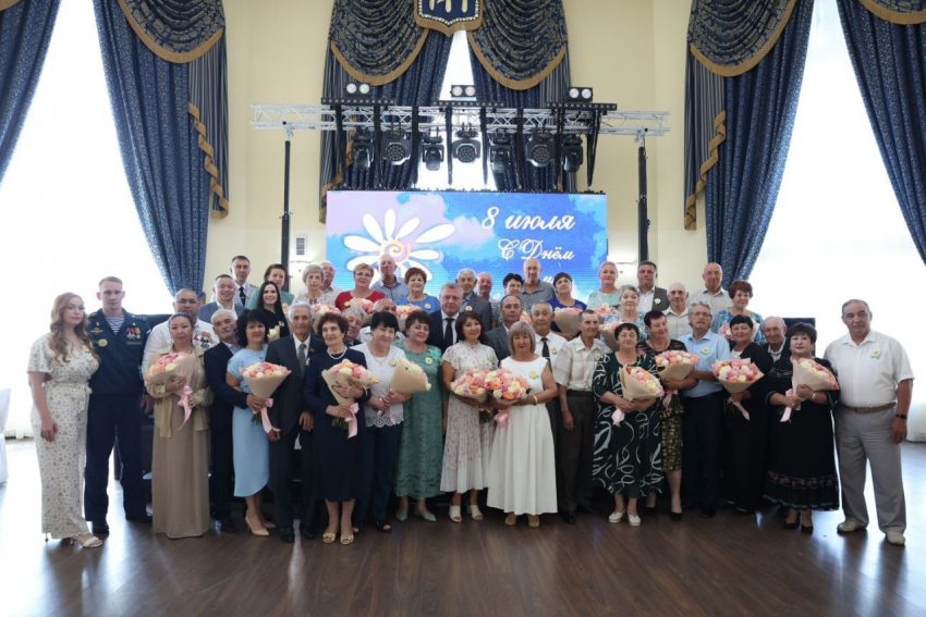 71 семейная пара Астраханской области получила медаль «За любовь и верность»