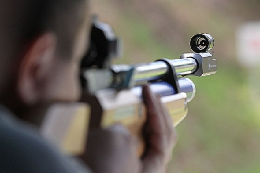 В Астрахани пьяный мужчина открыл стрельбу в людей из пневматической винтовки