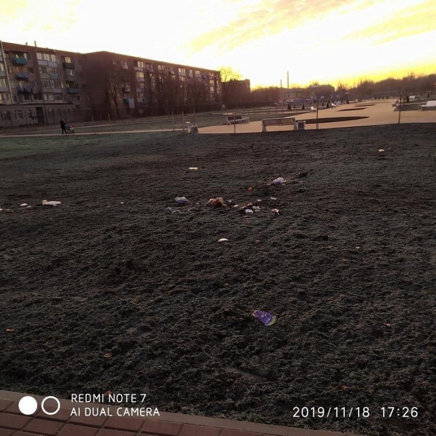 Астраханцы устроили свалку в новом парке