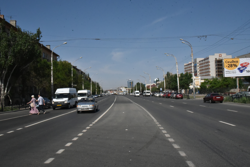 В Астрахани ремонтируют три дороги, ведущие к больницам 