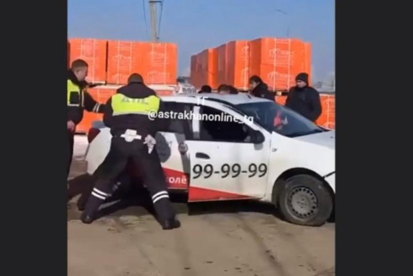 Под Астраханью полицейские задержали неадекватного таксиста. Видео