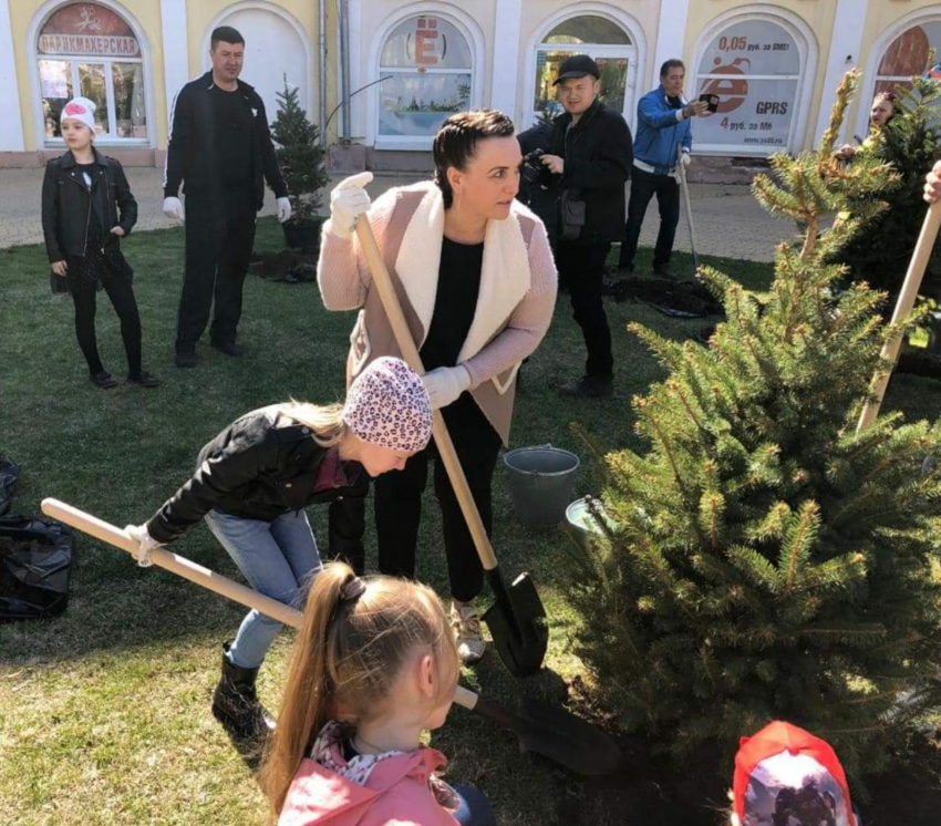 В Астрахани гибнут деревья, посаженные главой города 