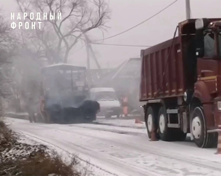 На границе Астраханской области дорожники положили асфальт на снег