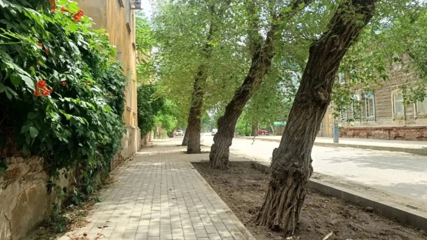 В центре Астрахани наконец отремонтировали тротуар