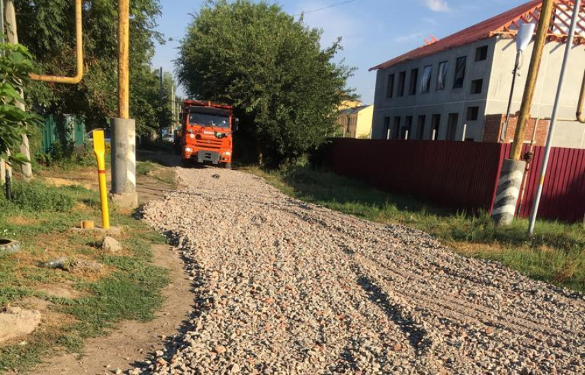 В отдаленных микрорайонах Астрахани подсыпают грунтовые дороги 