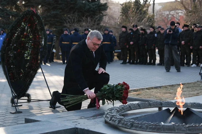 В День защитника Отечества в Астрахани почтили память погибших воинов
