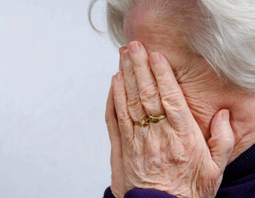 Пенсионерка страдает. Пожилая плачет. Пожилая женщина закрыла лицо руками. Пожилая женщина плачет. Пожилая женщина расстроена.