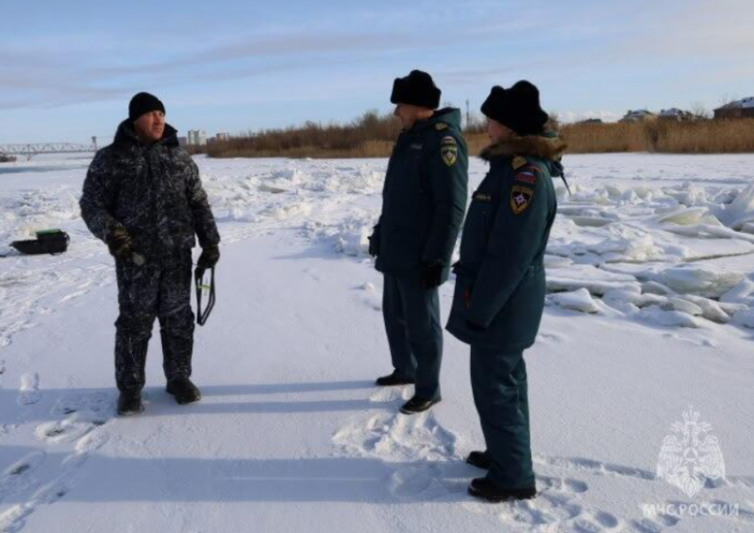 Астраханские рыбаки продолжают испытывать судьбу на тонком льду