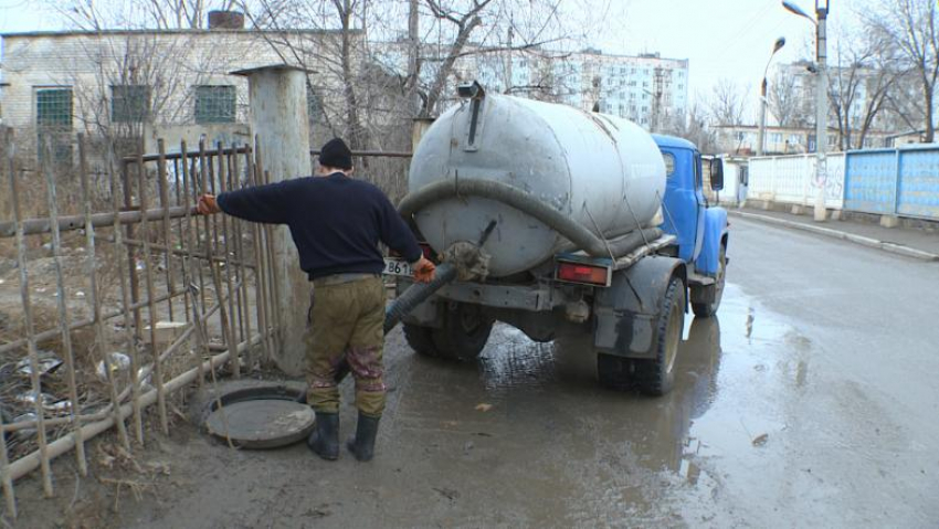Ассенизаторы незаконно сливали коммунальные отходы на улицах Астрахани 