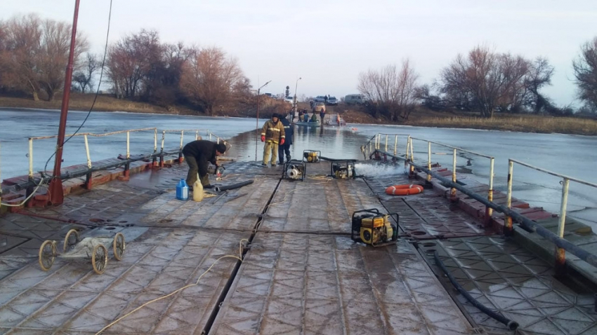 В Астраханской области затонувшие понтоны моста подняли со дна