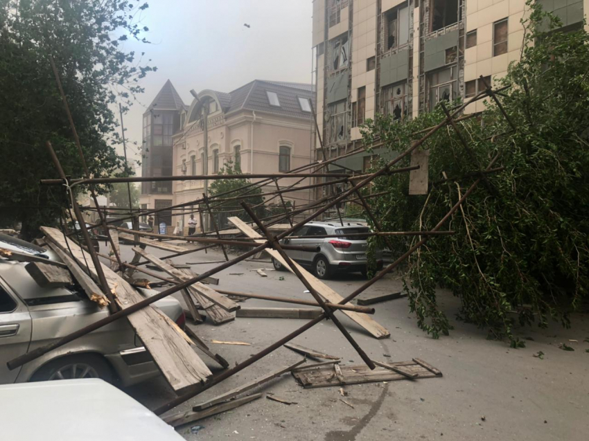 Опасную ситуацию создал ветер на одной из центральных улиц Астрахани