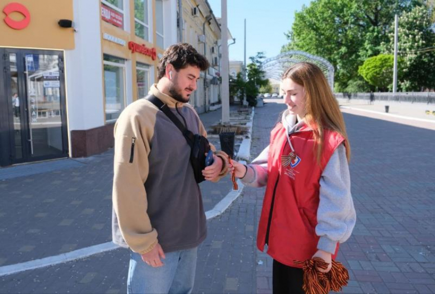 Астраханцы получили 4000 патриотических символов на улице Кирова