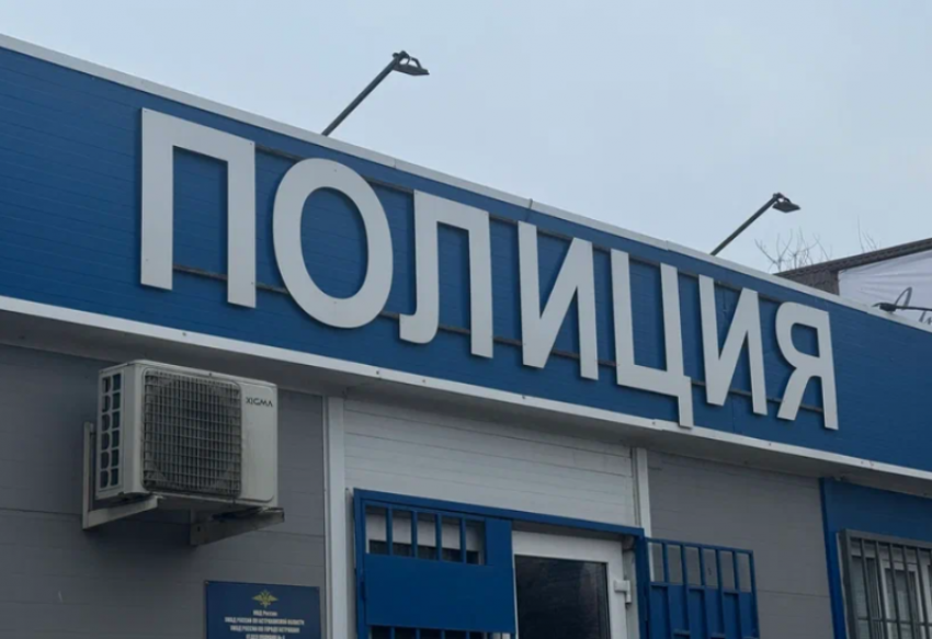 Астраханские участковые взломали дверь квартиры ради спасения мужчины