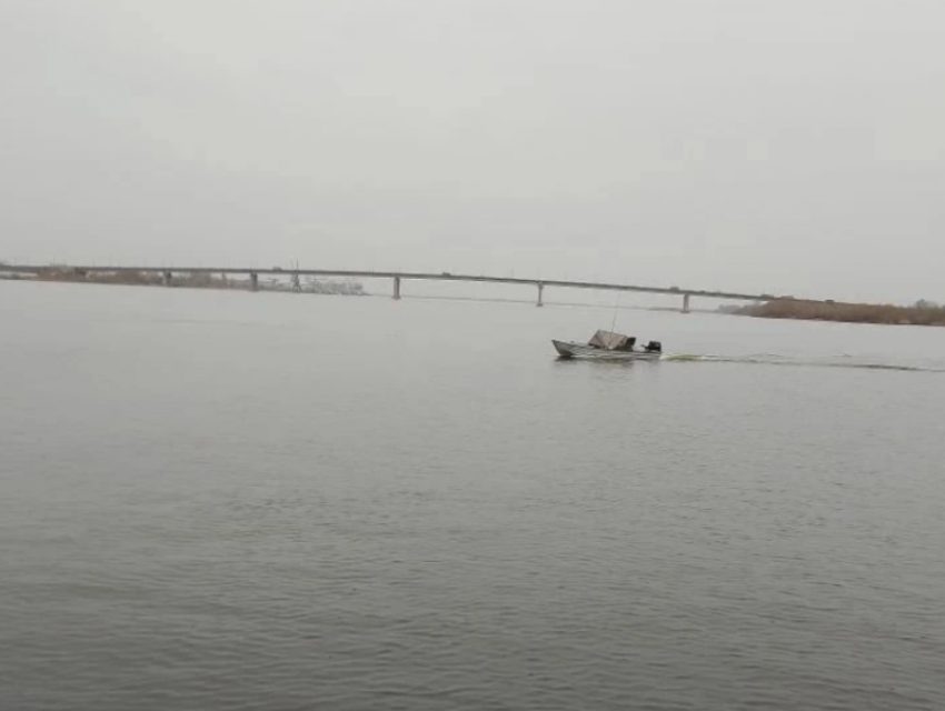 В Астрахани при плохой видимости в темное время суток перевернулась лодка с людьми