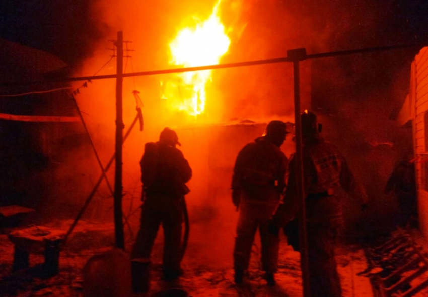 В Астрахани сгорели два жилых дома на улице Столичной