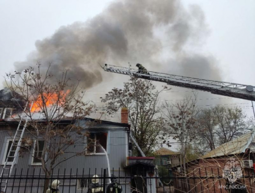 Жилой дом в центре Астрахани тушат 25 пожарных