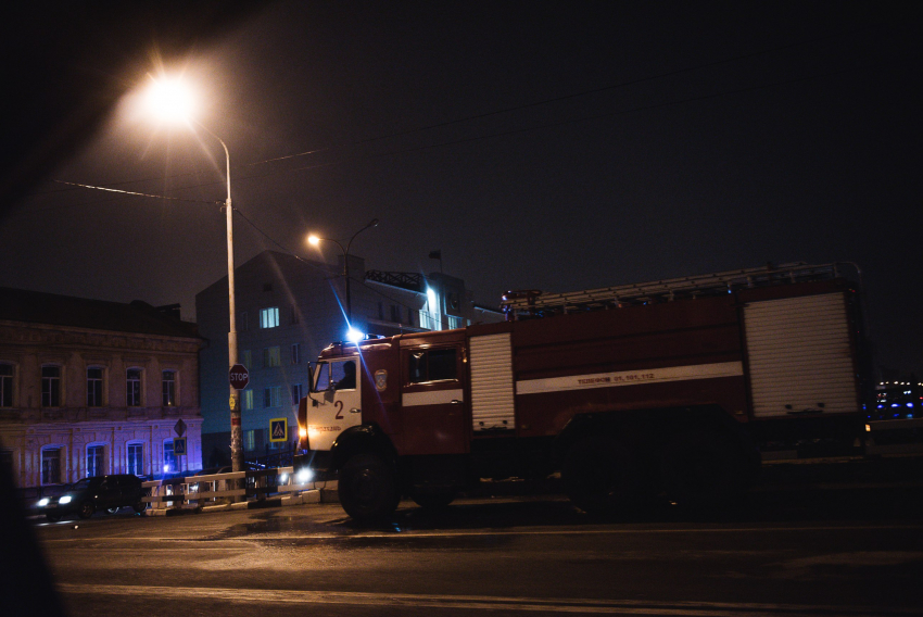В сгоревшем в Астрахани баркасе нашли тело мужчины