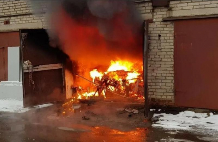 В Астраханской области на пожаре в гараже пострадал 44-летний мужчина