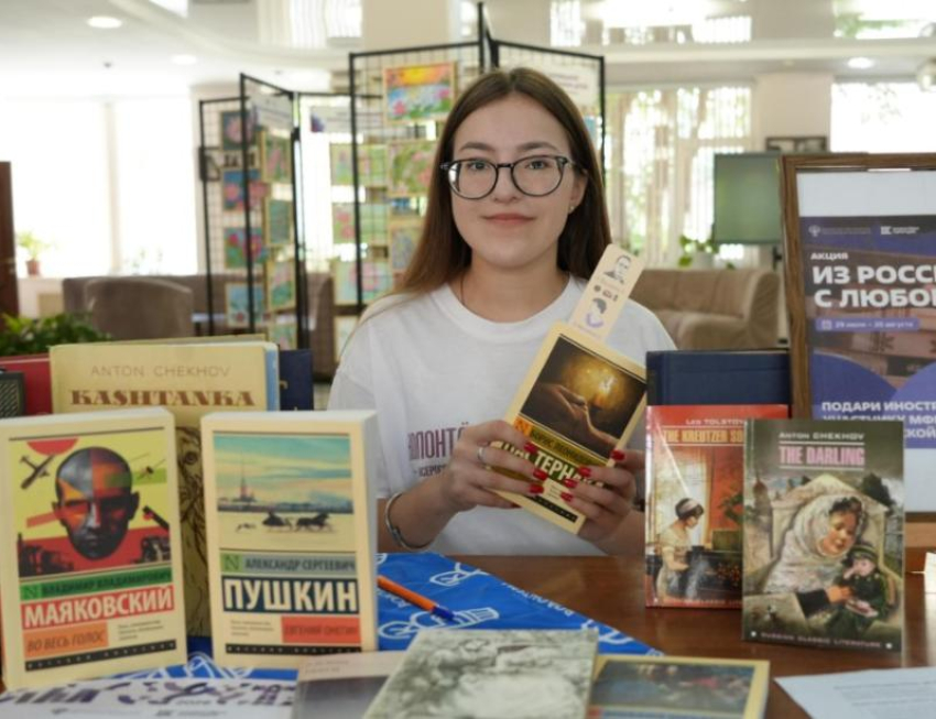 «Из России, с любовью!»: астраханцы подарили иностранцам книги русских классиков