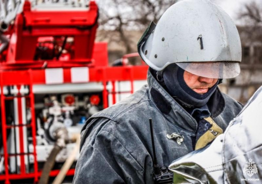 Пожар из-за неосторожного курения тушили в Астраханской области больше трех часов
