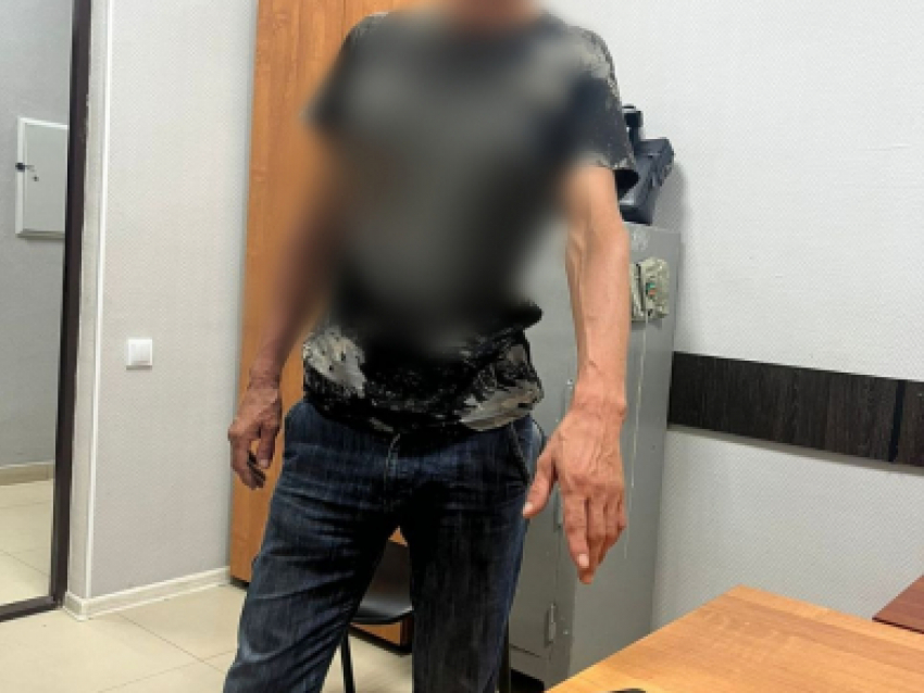 Астраханца с ограниченными возможностями здоровья ранили секатором за отказ отдать телефон