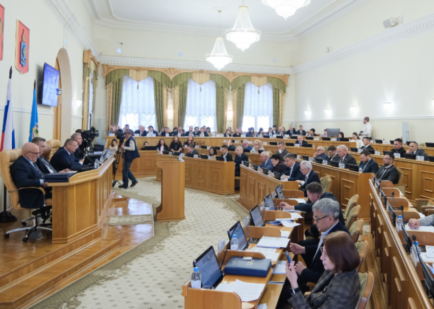 На пленарном заседании Думы Астраханской области депутаты рассмотрели более 35 вопросов