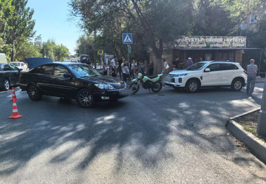В Астрахани за несколько часов сбили мотоциклиста, самокатчика и пешехода