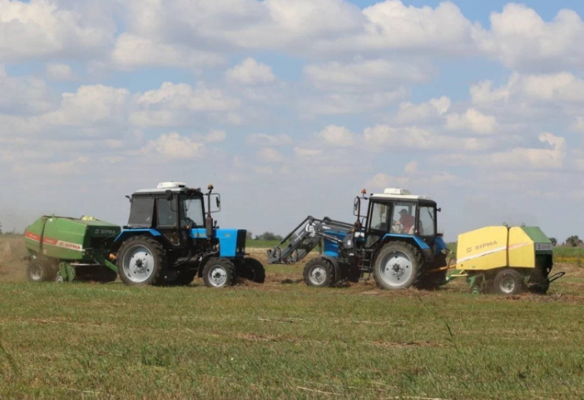 Астраханский тракторист-механизатор стал заслуженным работником России