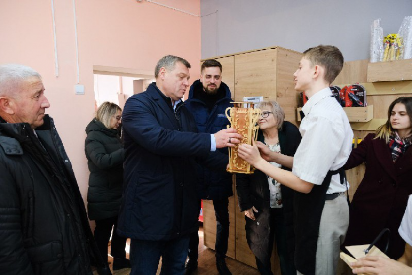 Бабушкин посетил ФОК, школу, полицейский участок и другие объекты в Енотаевском районе