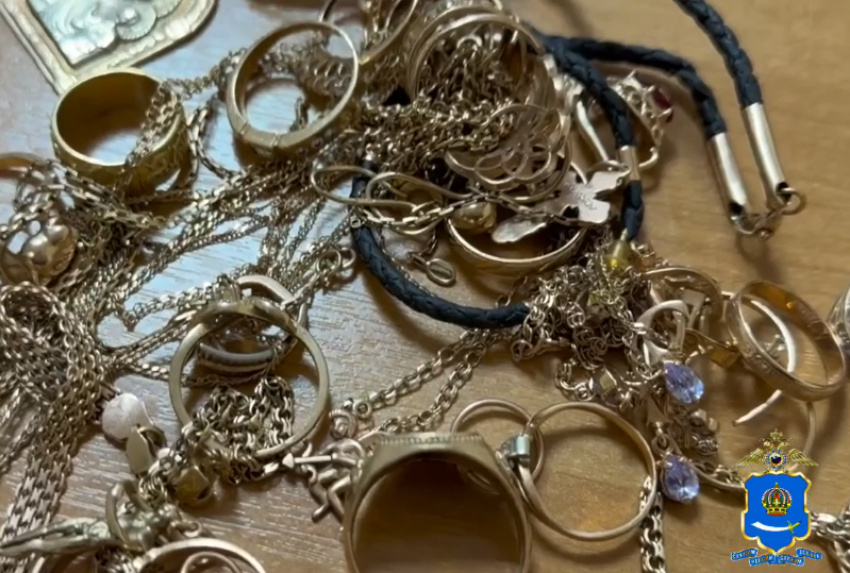 Астраханец, нанятый мошенниками в качестве курьера, вернул золото жертве обмана