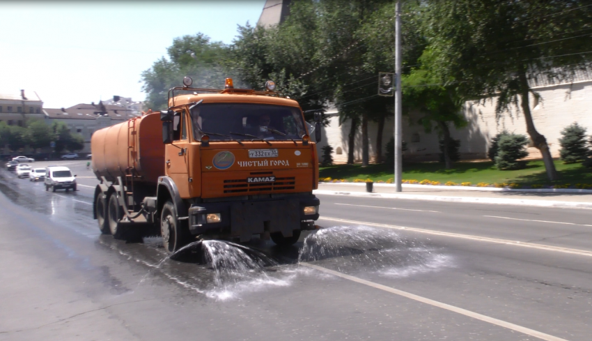 В Астрахани из-за жары дороги поливают водой