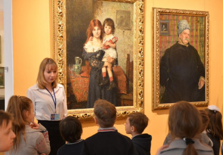 Астраханские учреждения культуры отметят День матери бесплатными выставками