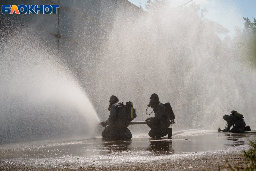 В Астрахани пожарный спас из огня спящего мужчину