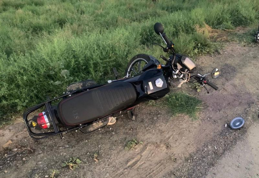 Юная мотоциклистка пострадала в ДТП на автодороге под Астраханью