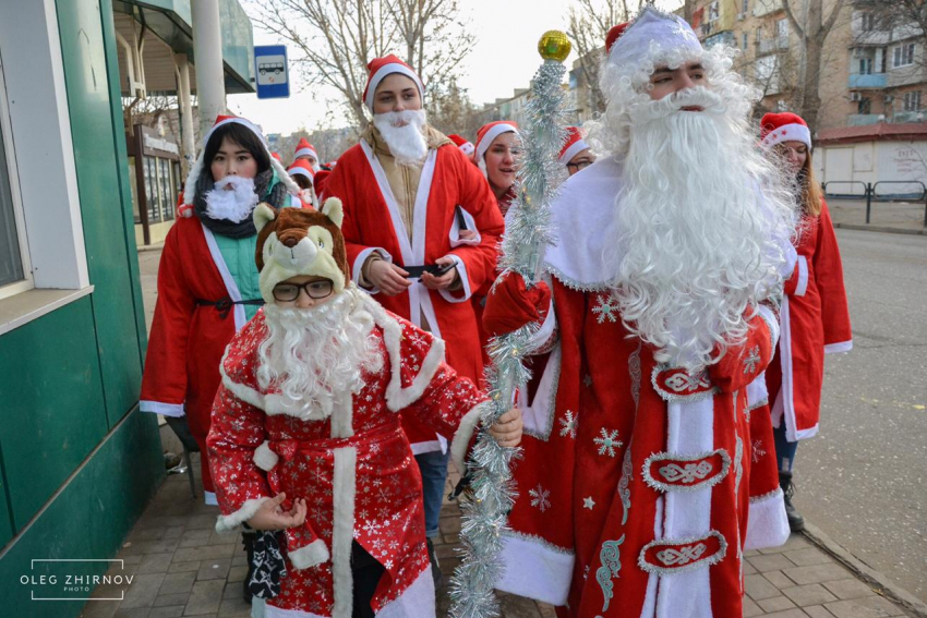 В Астрахани прошел парад Дедов Морозов