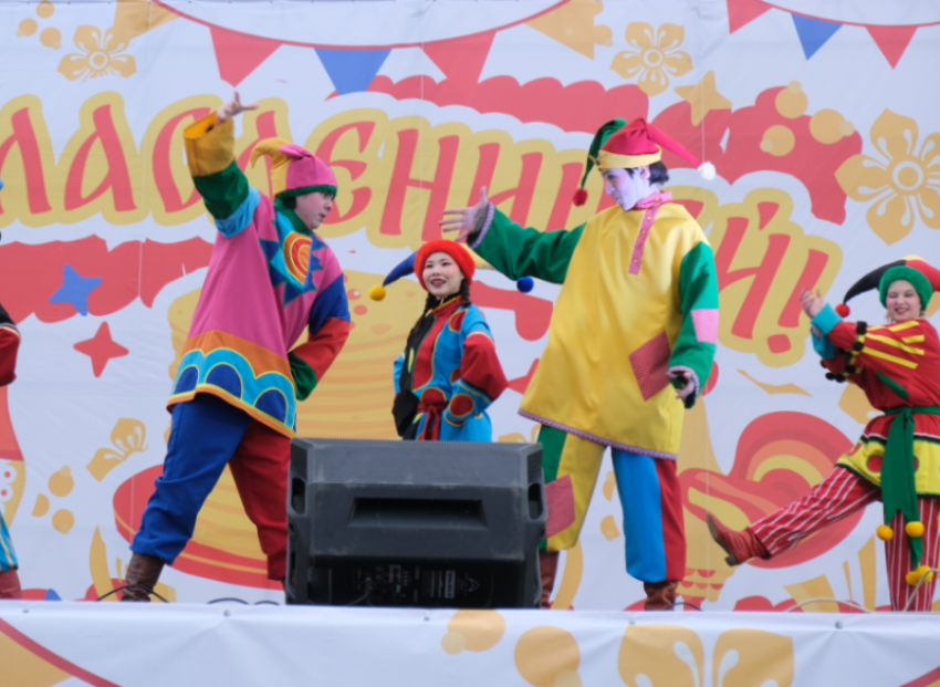 Астраханцам раздали больше двух тысяч блинов в первый день Масленицы