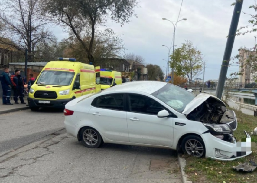 В Астрахани автомобиль угодил в опору ЛЭП: пострадали две девушки